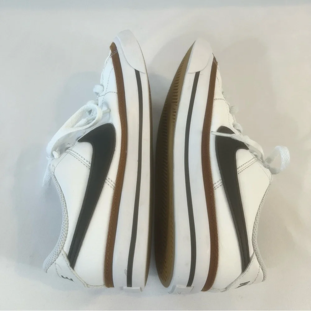 Nike Kids White and Black Sneakers size: US 4 Y